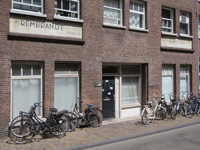844241 Gezicht op de voorgevel van het pand Wijde Doelen 2 te Utrecht, met links en rechts geschilderde buitenreclames ...
